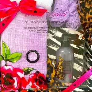 🌺 Deluxe bath set with shower wrap by Betsey Johnson 🌺